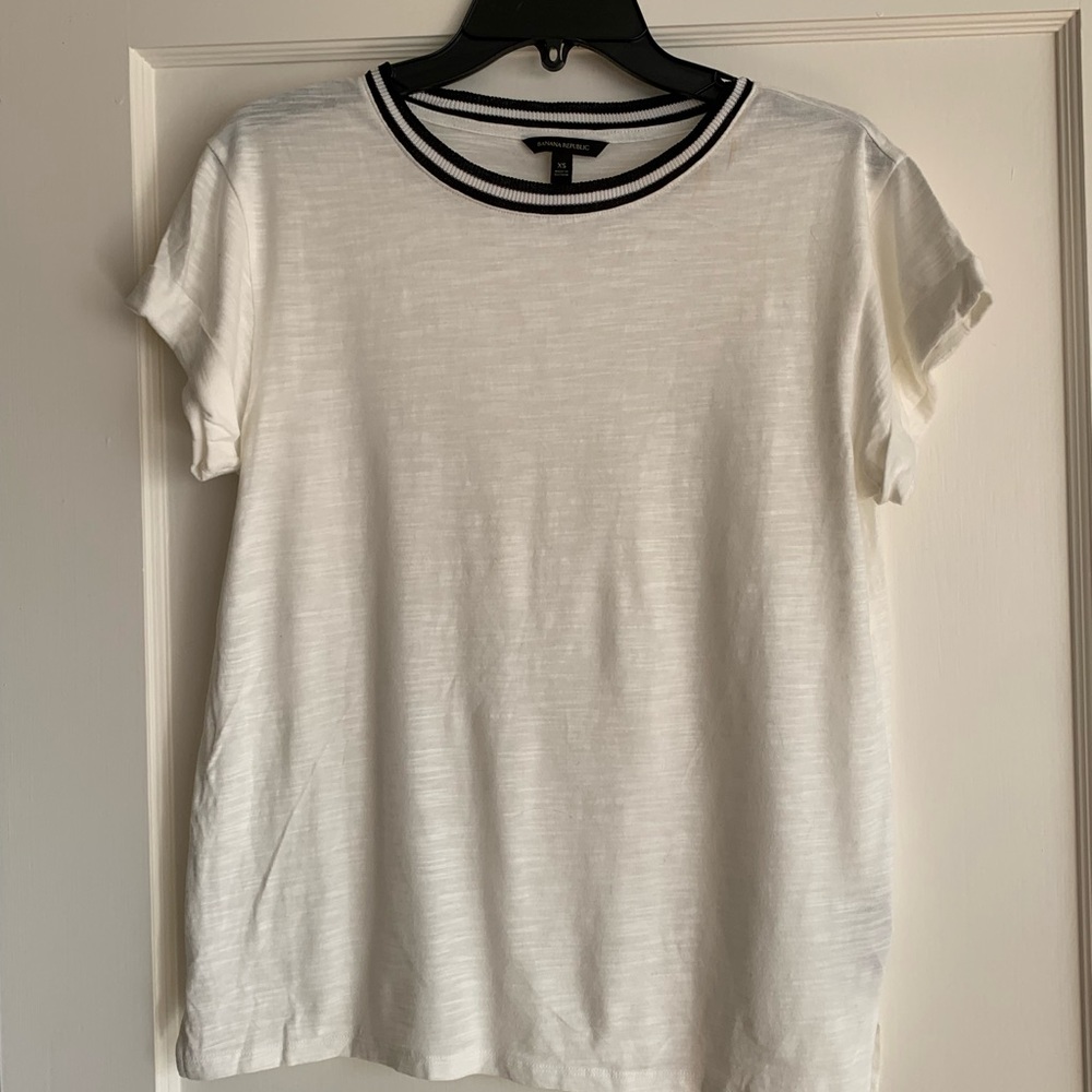 Banana Republic XS white T-shirt with black trim collar